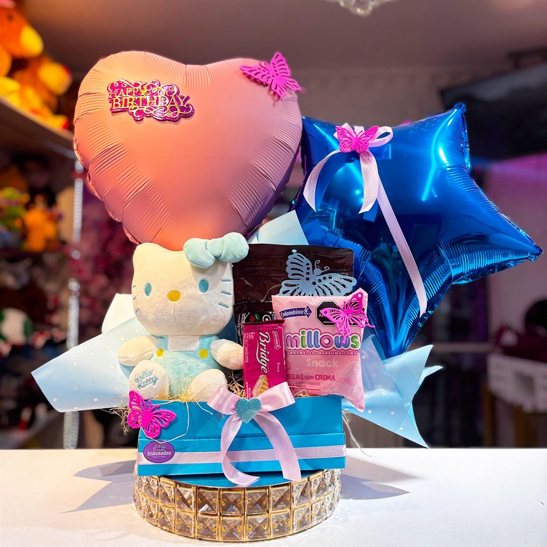 Ancheta con peluche de Hello Kitty, globo de corazón y globo de estrella azul