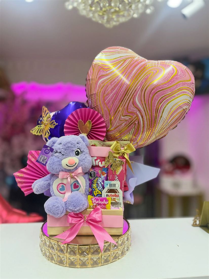 Ancheta con osito de peluche lila, dulces y globo de corazón jaspeado