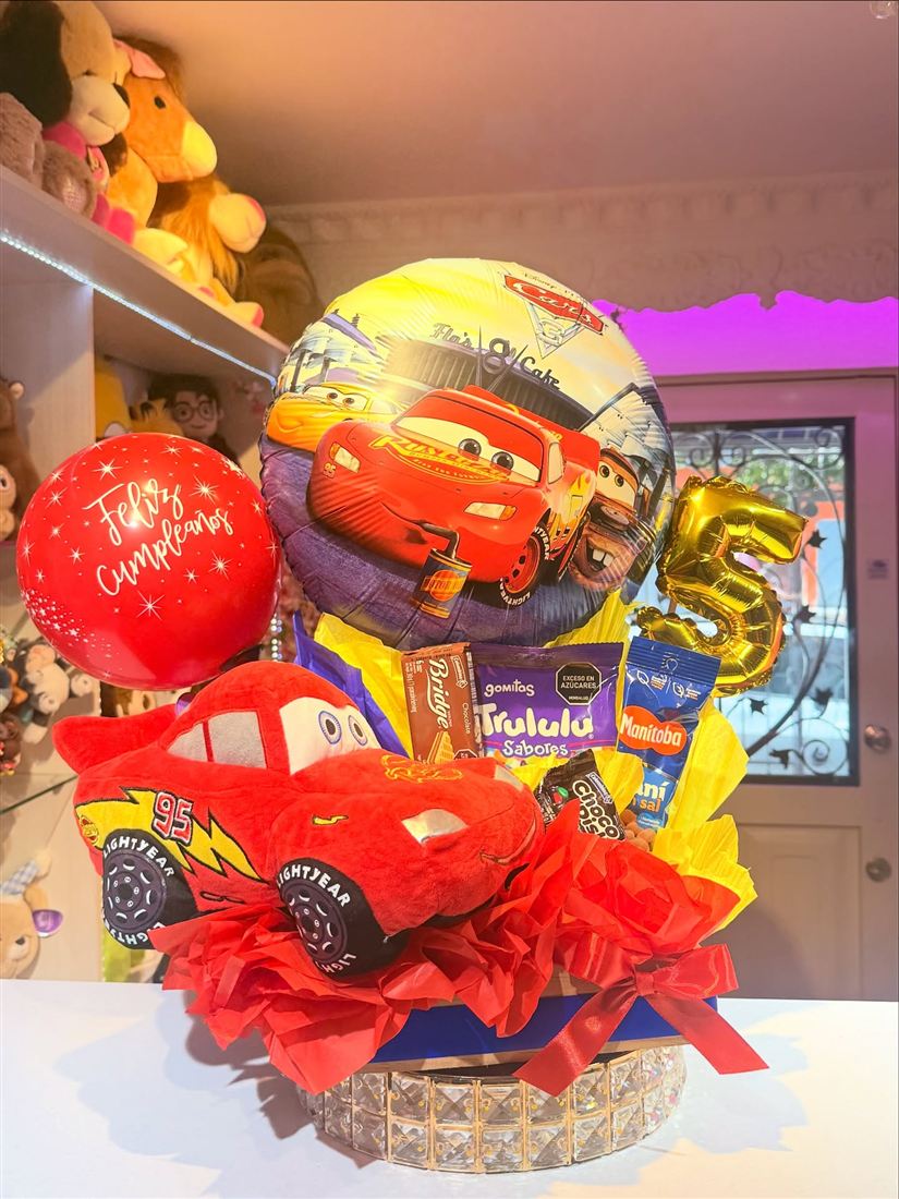 Ancheta temática de Cars con peluche de Rayo McQueen, globos y número dorado