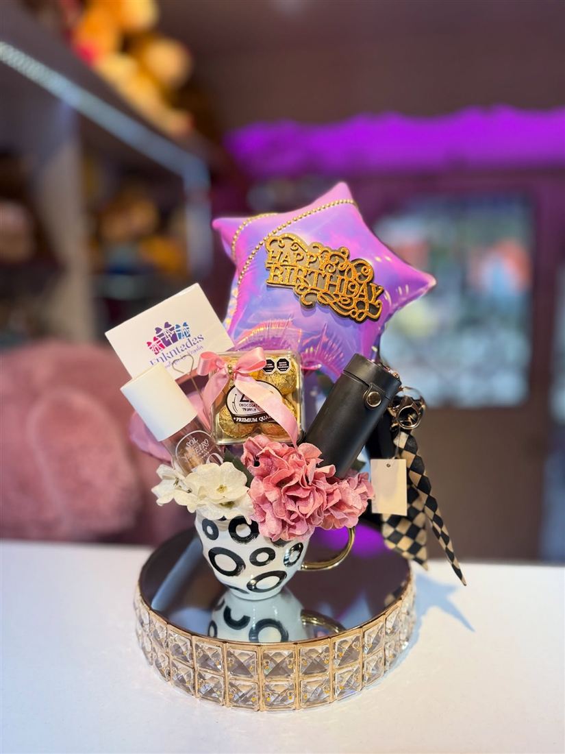 Detalle en mug con flores, perfume, chocolates y llavero