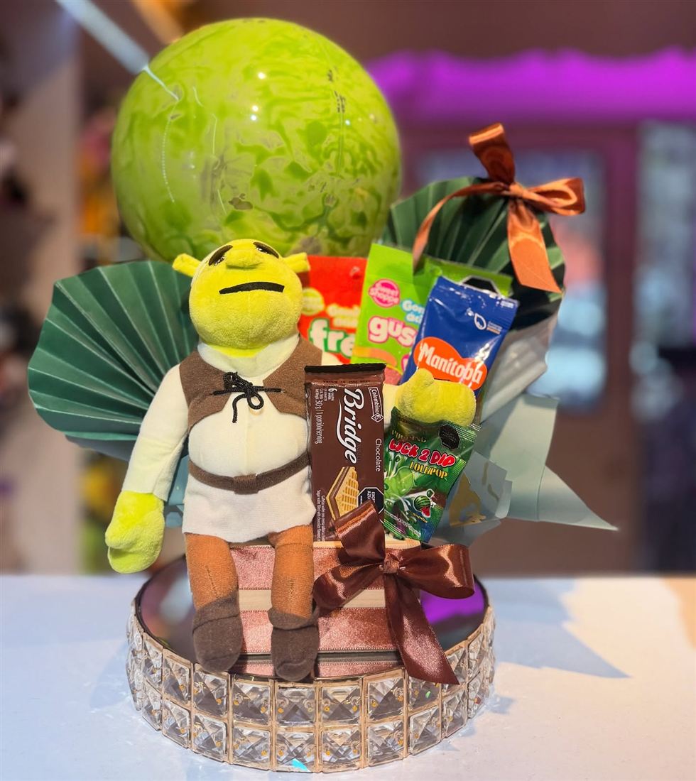 Ancheta con peluche de Shrek, snacks y globo verde
