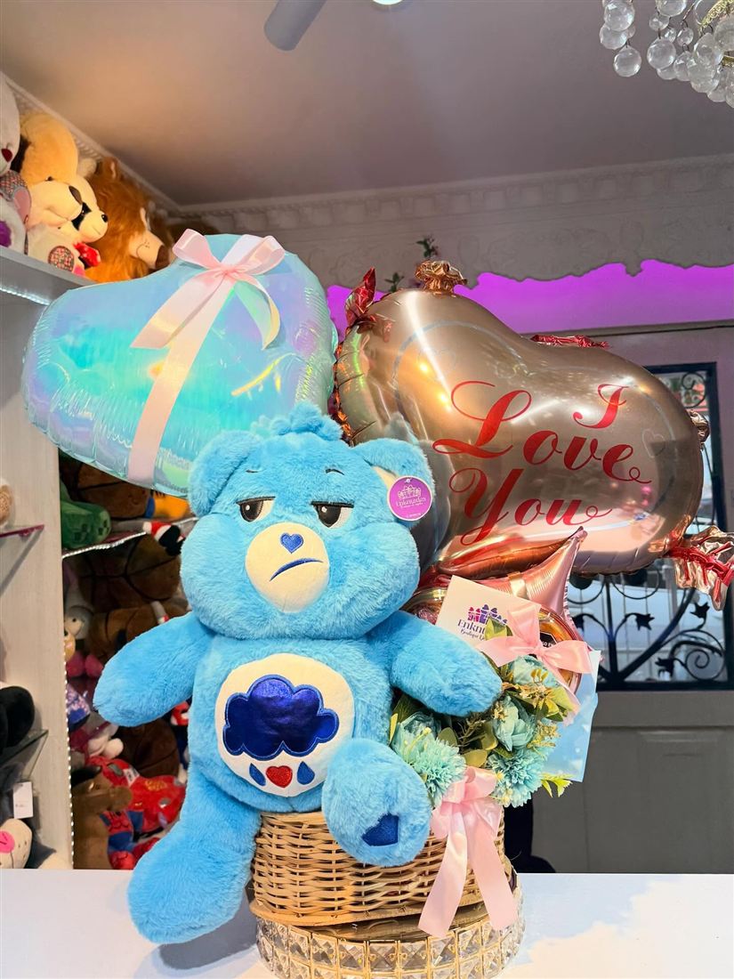 Peluche de oso azul en canasta con flores y globo de I love you